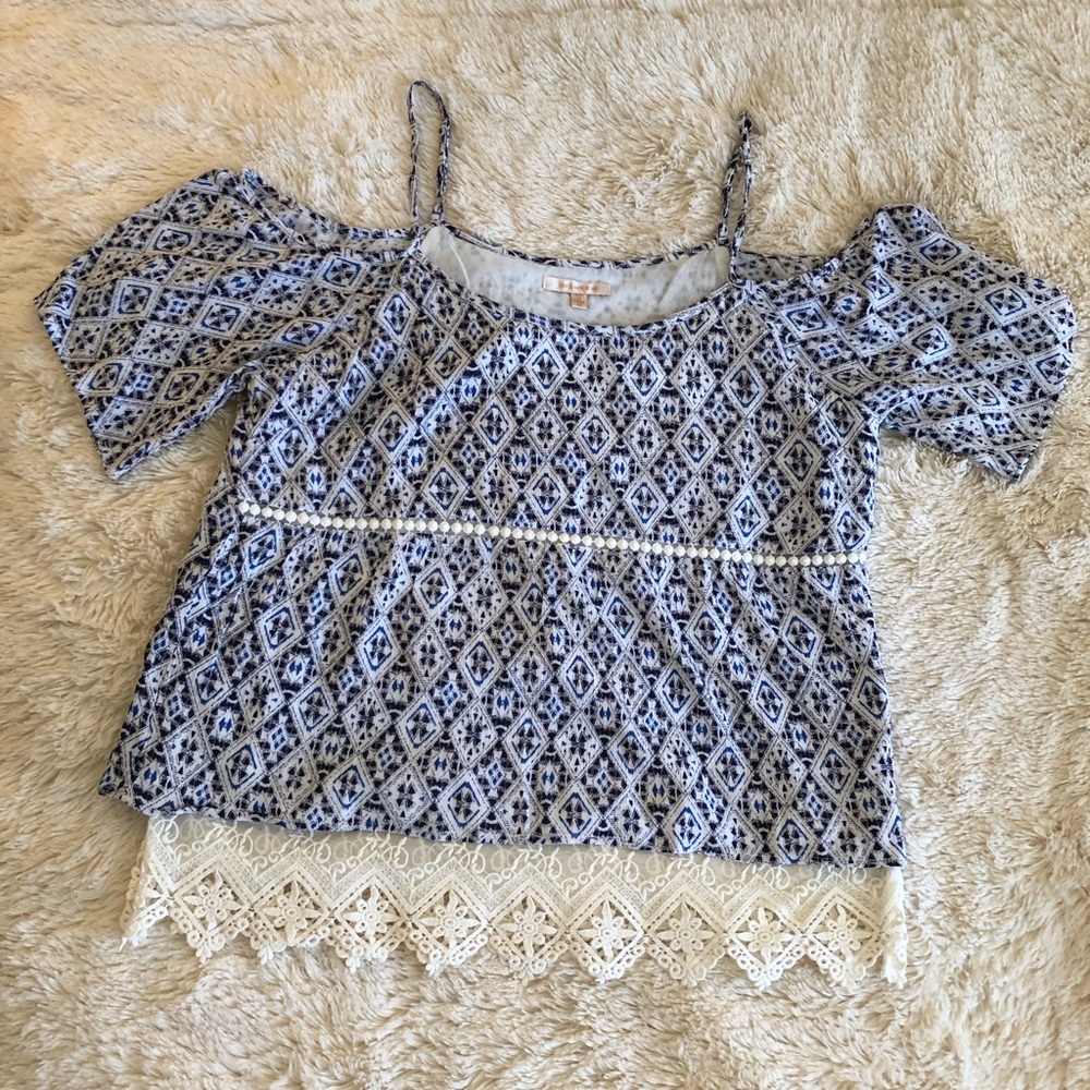 Skies Are Blue cold shoulder top!